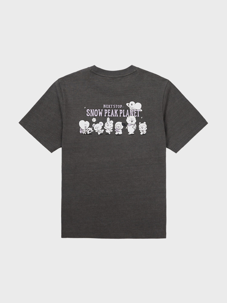 BT21 스노우피크 그래픽 반소매 티셔츠 (DARK CHARCOAL)