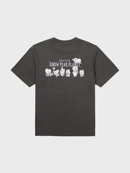 BT21 스노우피크 그래픽 반소매 티셔츠 (DARK CHARCOAL)