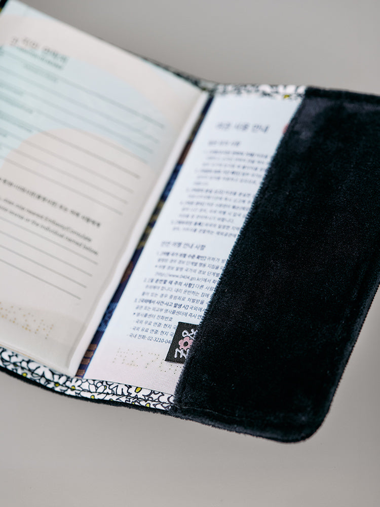 ZO&FRIENDS A&NE PASSPORT COVER SIGNATURE
