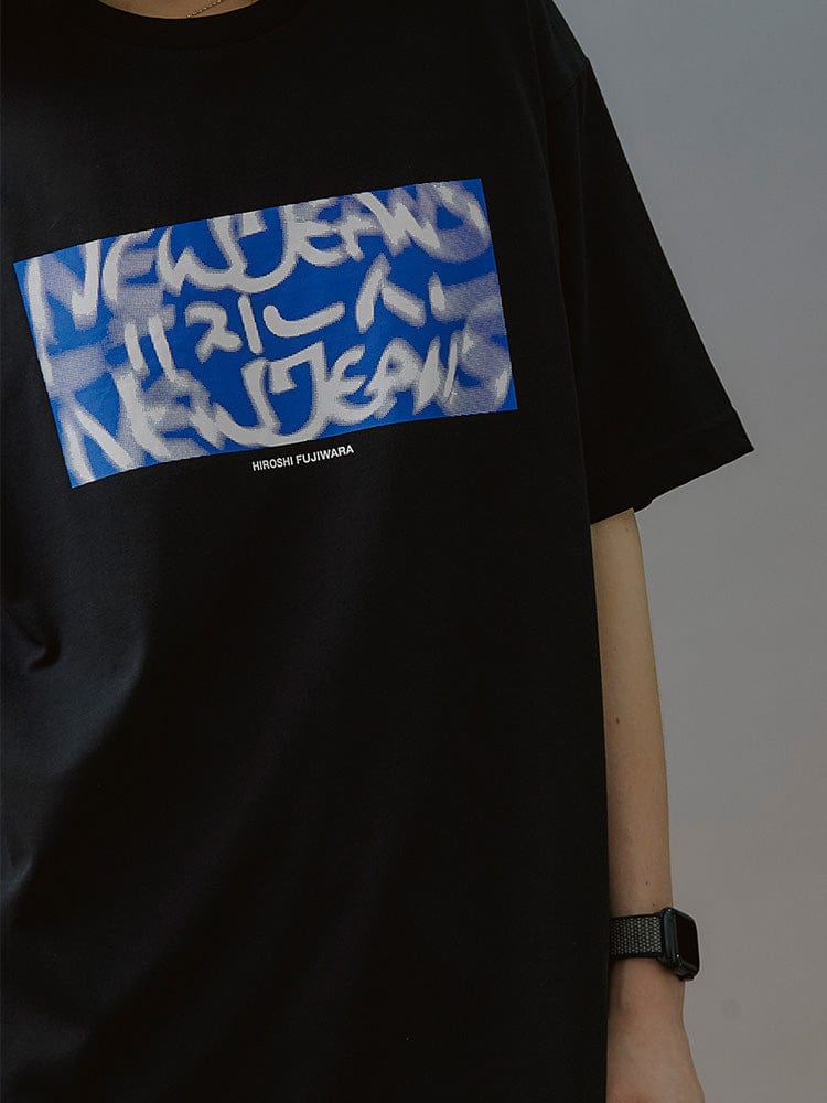NEWJEANS APPAREL NewJeans x Hiroshi Fujiwara 꼴레 티셔츠 VER.3 (BLACK)